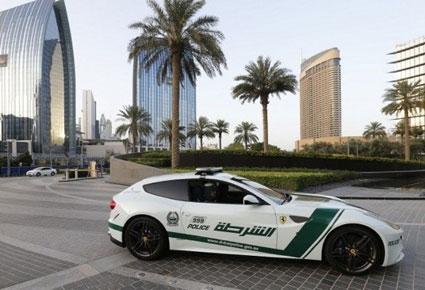هكذا تباهت شرطة دبي بسياراتها الفاخرة !