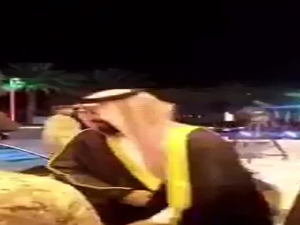 شاهد بالفيديو .. ولي العهد في مشهد متواضع مع أحد المواطنين