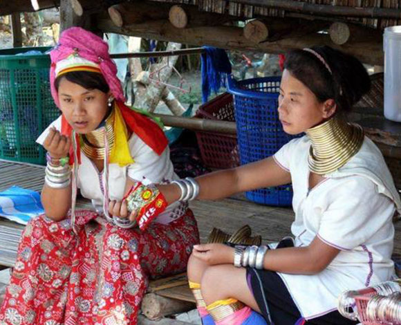 نساء تايلاند يتزيّن بالصولجان لتطول أعناقهن!