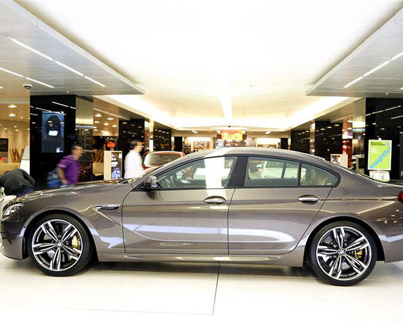 Motor Village يجمع السيارات الفارهة في دبي