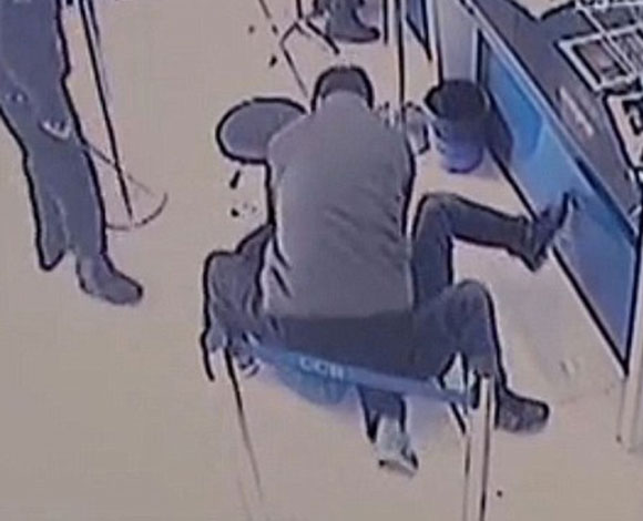 أغرب عملية سرقة تضحك الرهائن بدل إخافتهم!