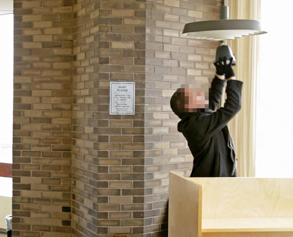 جهاز جديد على شكل مصباح يسجل المحادثات سراً ويبثها على الإنترنت