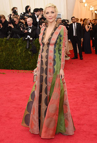 بالصور: جايك وماغي جيلينهال يلفتان الأنظار في حفل MET GALA  