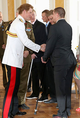 الأمير هاري يلفت الأنظار ببذلته الرسمية في أستونيا