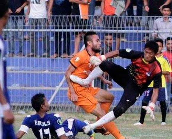 بالفيديو والصور- وفاة لاعب بالدوري الإندونيسي بعدما تلقى ركله من حارس مرمى الخصم
