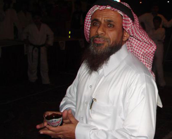 سعودي يأكل جمراً وزجاجاً وثعابين!
