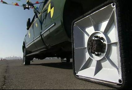 بدل الدواليب الدائرية ... سيارة تسير بعجلات مربعة الشكل