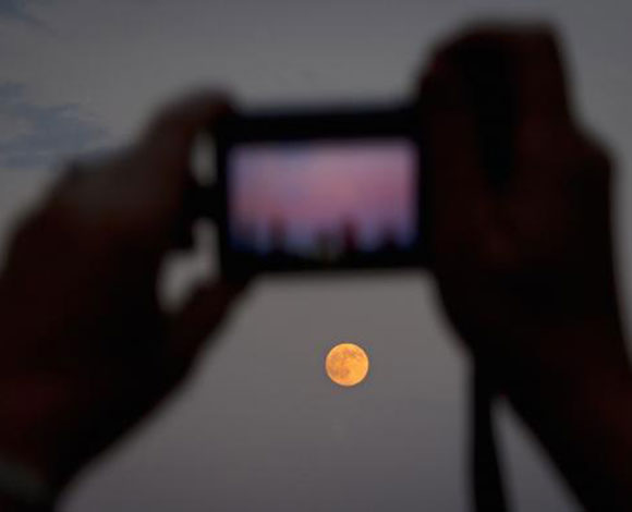"Supermoon" الظاهرة القمرية الكاملة... بالصور