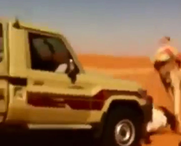 بالفيديو-  رجل سعودي يسقط عن الإبل تحت سيارة