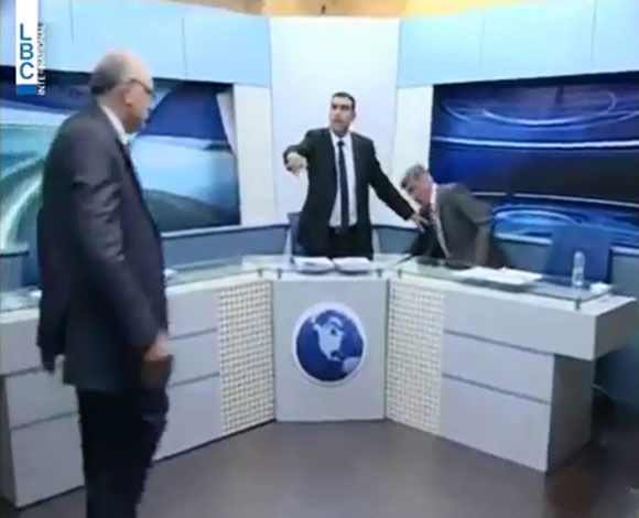 بالفيديو- تشابك بالأيدي مباشرة على الهواء