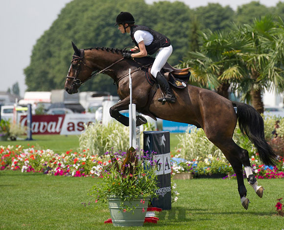 بعد الحادث شارلوت كاسيراغي مجدداً إلى حلبة سباق الخيل