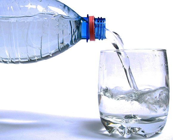 فوائد شرب الماء على معدة خاوية