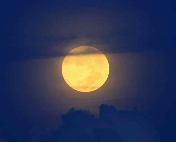 "Supermoon" ظاهرة القمر المثالي التي أبهرت العالم... بالصور