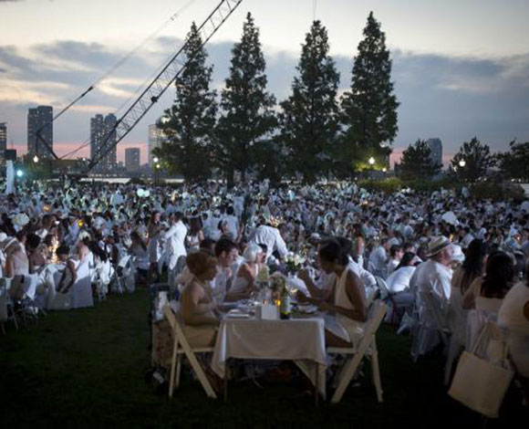 "Diner en Blanc" عشاء في الهواء الطلق في نيويورك باللباس الأبيض