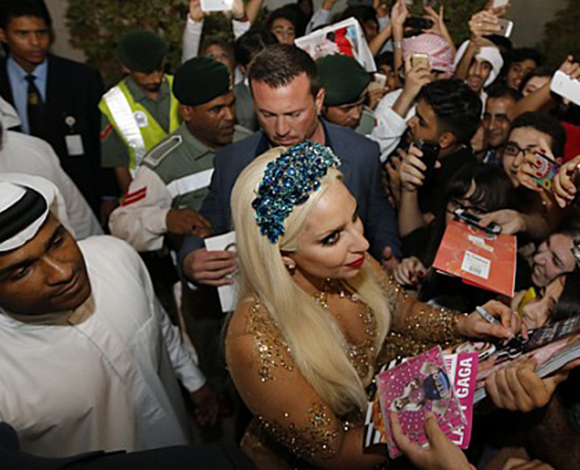 "Lady Gaga"  تصل الى دبي وحفل كبير مساء اليوم