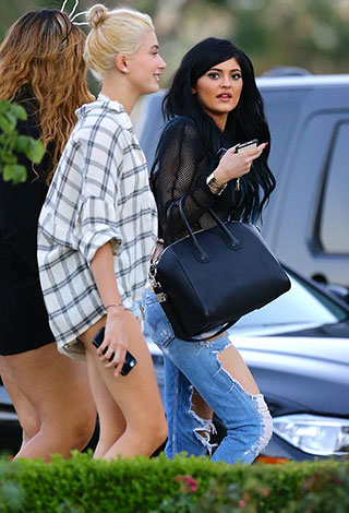 بالصور: كايلي جينر تخطف الأنظار إلى جانب صديقتها 