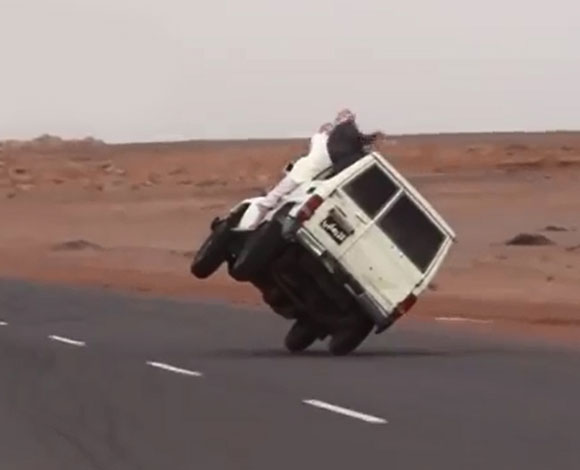 بالفيديو- تفحيط وترفيع بطريقة جنونية من خارج السيارة