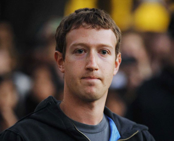 هذا هو السر وراء ارتداء زوكربيرغ التي شيرت نفسه