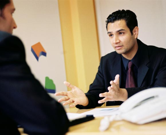 بعيداً عن الصداقات والعلاقات الودية كيف تنجح في عملك؟