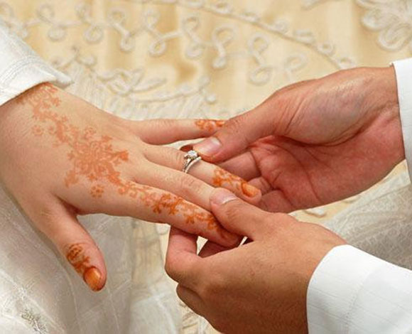 سعودي يطلق عروسه ليلة الزواج عند رؤيته وجهها