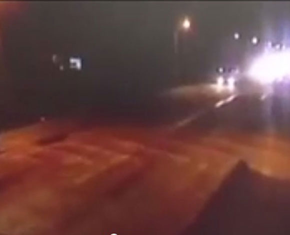اغرب حادث سير في العالم: رجل دهسته 3 سيارات بأقل من دقيقة وبقي حياً... بالفيديو