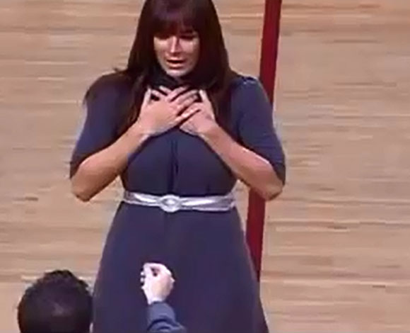 بالفيديو: طلب يدها امام الملايين... فأحرجته