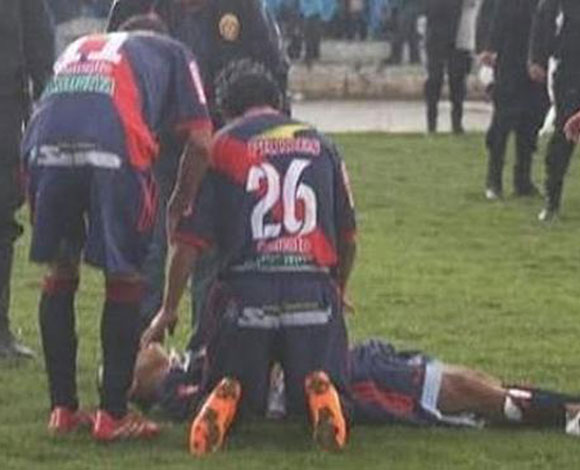 دخان يتصاعد من لاعب كرة قدم بعد ان ضربته صاعقة خلال مباراة... بالفيديو