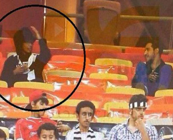 بالفيديو- فتاة تتنكر في زي رجل في ملعب في السعودية