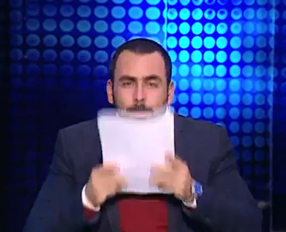 بالفيديو - مذيع مصري يضرب نفسه على الهواء