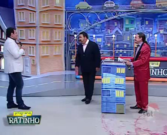 بالفيديو: ساحر يتلاعب بالنار ... يتعرض لموقف حرج أمام الحضور
