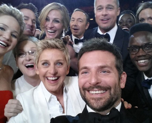 اليك اجمل صور المشاهير وهي تلتقط صور Selfie لهذا العام