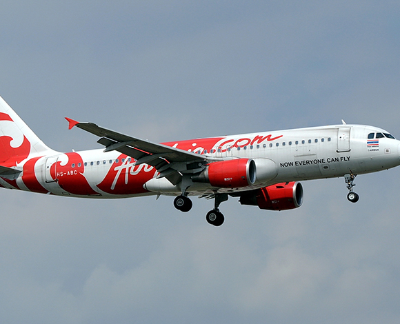 بعد أن غضبت من المضيفة ... راكبة ترشقها بماء ساخنة