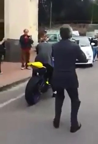 بالفيديو ... أغرب حفل زفاف على دراجة نارية