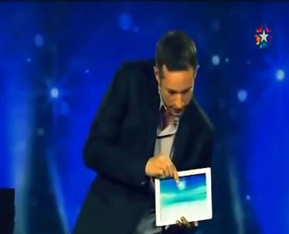 بالفيديو، ساحر مبدع يحول جهازه التابلت إلى آلة تسافر عبر الزمان والمكان