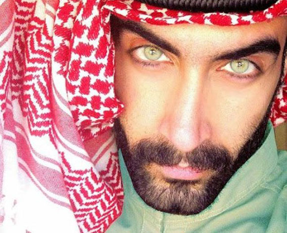 شاب صاحب أجمل عيون في العالم