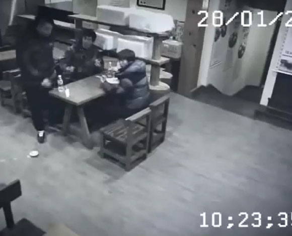 بالفيديو: فتاة تلقن 3 شبان درساً لن ينسوه!
