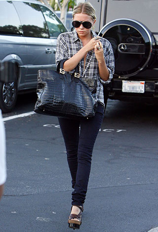 نجوم اثرياء يظهرون دوما بإطلالات رديئة