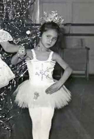الا تعرف من تلك الفنانة في هذه الصورة !؟