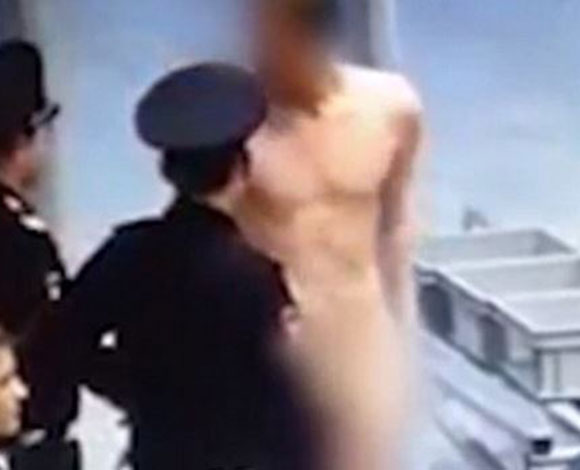 بالفيديو- هذا ما اضطر الى فعله هذا الرجل لاجتياز امن المطار ‏