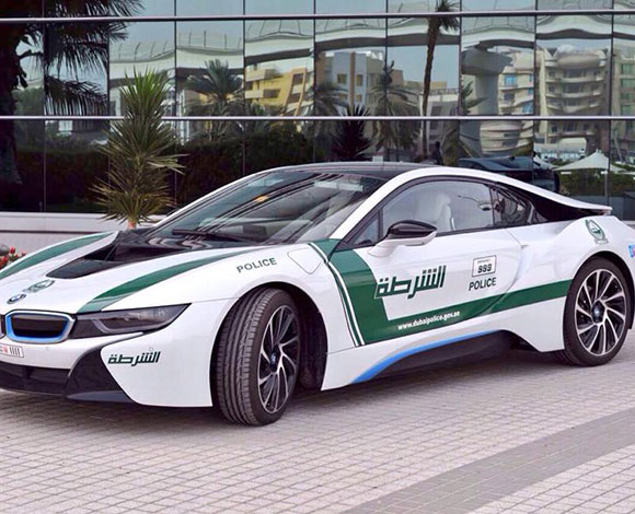 سيارة BMW i8 الفارهة تنضم إلى أسرع أسطول دوريات شرطة في العالم  شاهدها في هذا الفيديو