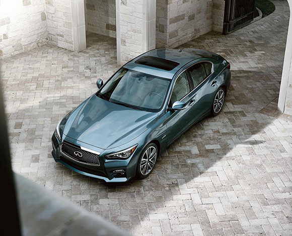 عالم السيارات يشهد المنافسة النارية مع انطلاق انفنيتي Q50 فمن سينتصر؟