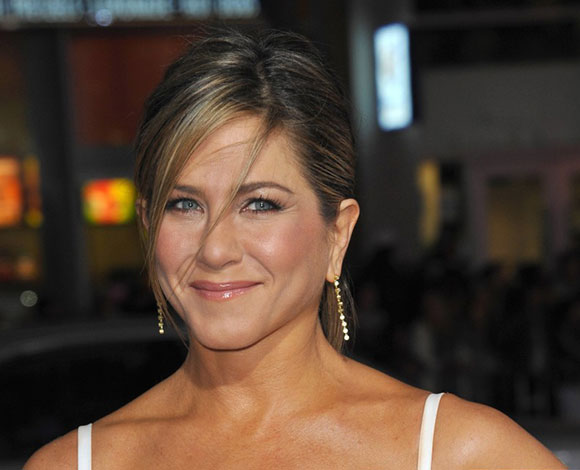 10 نجوم استطاعوا تحدي آثار الزمن وما يزالون محتفظين بشبابهم