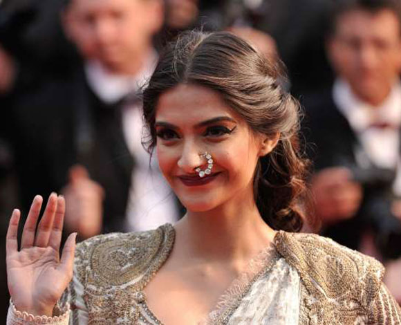 إطلالات حسناوات "بوليوود" في مهرجان "Cannes" تضاهي حسناوات "هوليوود" بالصور