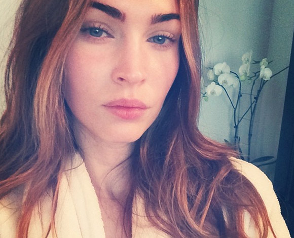 نجمات تتباهين على الإنترنت بإطلالاتهن المثيرة بدون ماكياج