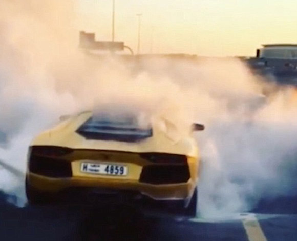 بالفيديو والصور: سيارة لامبورغيني تتحول الى ركام في دبي