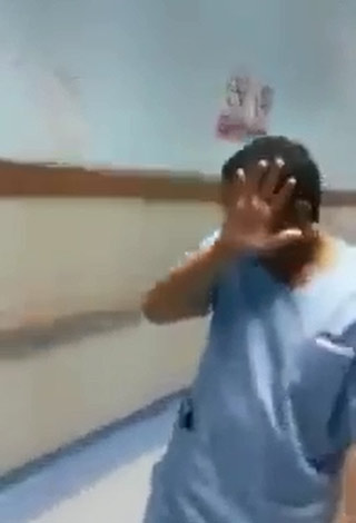 بالفيديو- فضيحة داخل إحدى المستشفيات السعودية ... رجل يصرخ والطبيب يهرب