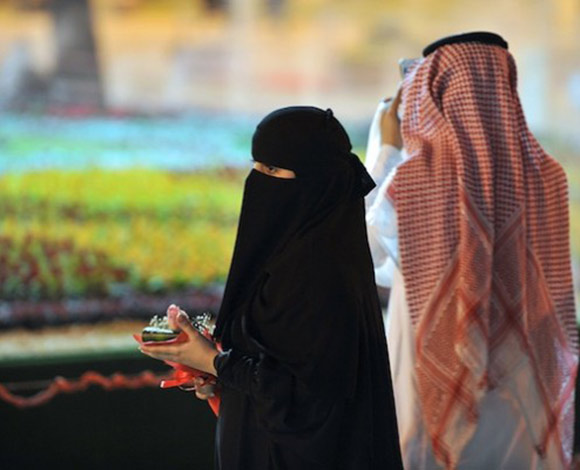 بالفيديو:سعودي يقدم لزوجته "شيك" بقيمة 100 ألف ريال بعد زواجه بأخرى