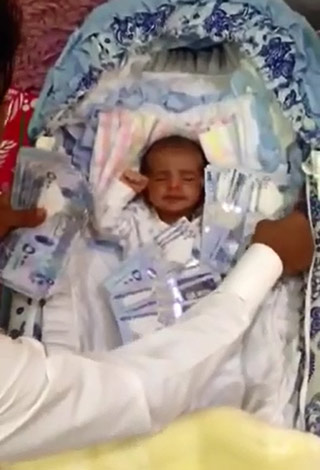 بالفيديو: خليجي يغرق طفلا رضيعاً بالأموال