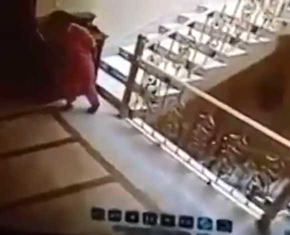 بالفيديو- خادمة تحاول قتل صاحبة المنزل في السعودية