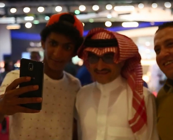بالفيديو : "الوليد بن طلال" يلتقط صوراً سيلفي مع معجبيه